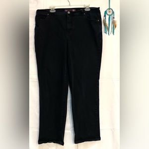 “Amanda” Gloria Vanderbilt black women’s jeans. Size 16w.